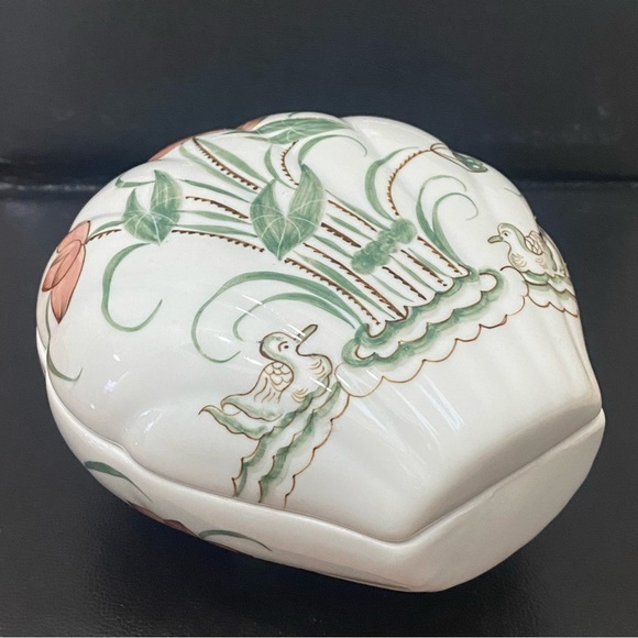 Handpainted Ducks & Lilies Porcelain Scalloped Shell Lidded Trinket Box - Picture 2 of 16